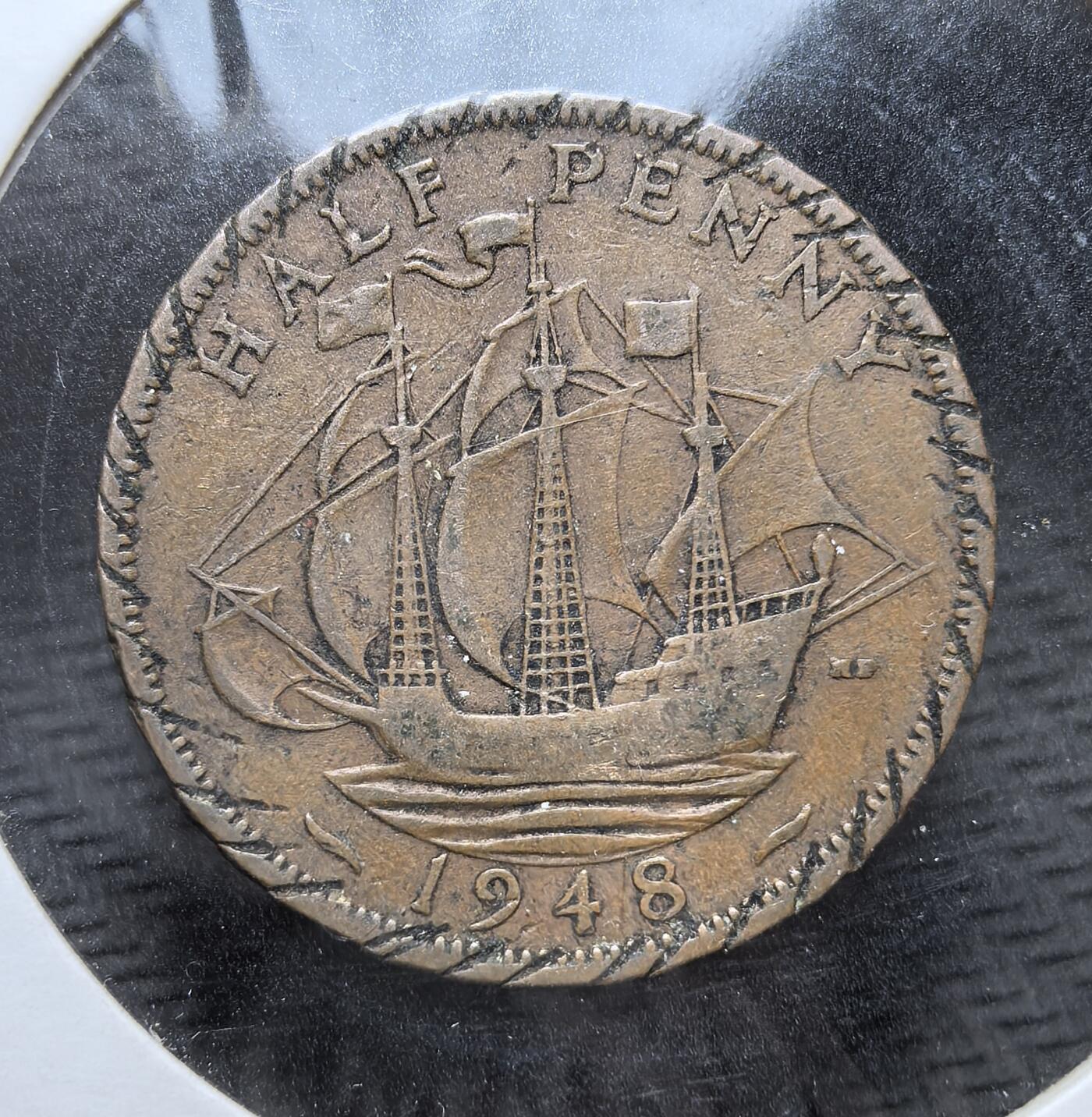 外国优质老铜币银币，周日九点倒数截拍，满百包邮，持续收拍，初八发货 英国老外手工雕刻花边1948 年半便士（Halfpenny）铜币。正面为乔治六世头像，铭文 “GEORGIVS VI D:G: BR: OMN: REX F:D: IND: IMP.” 彰显其君主权威；背面的三桅帆船是英国半便士的经典设计，象征大英帝国的海洋贸易与殖民历史，见证了二战后英国货币体系的延续。