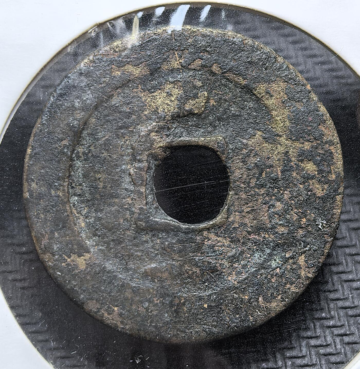 外国优质老铜币银币，周日九点倒数截拍，满百包邮，持续收拍，初八发货 大直径常平通宝背户二，为朝鲜李朝（1633 年起）铸造的铜钱，是朝鲜首个全国性法定货币。它结束了长期依赖实物与中国制钱的历史，广泛流通于民间与海外贸易，见证了李朝商品经济的发展与货币体系的成熟。