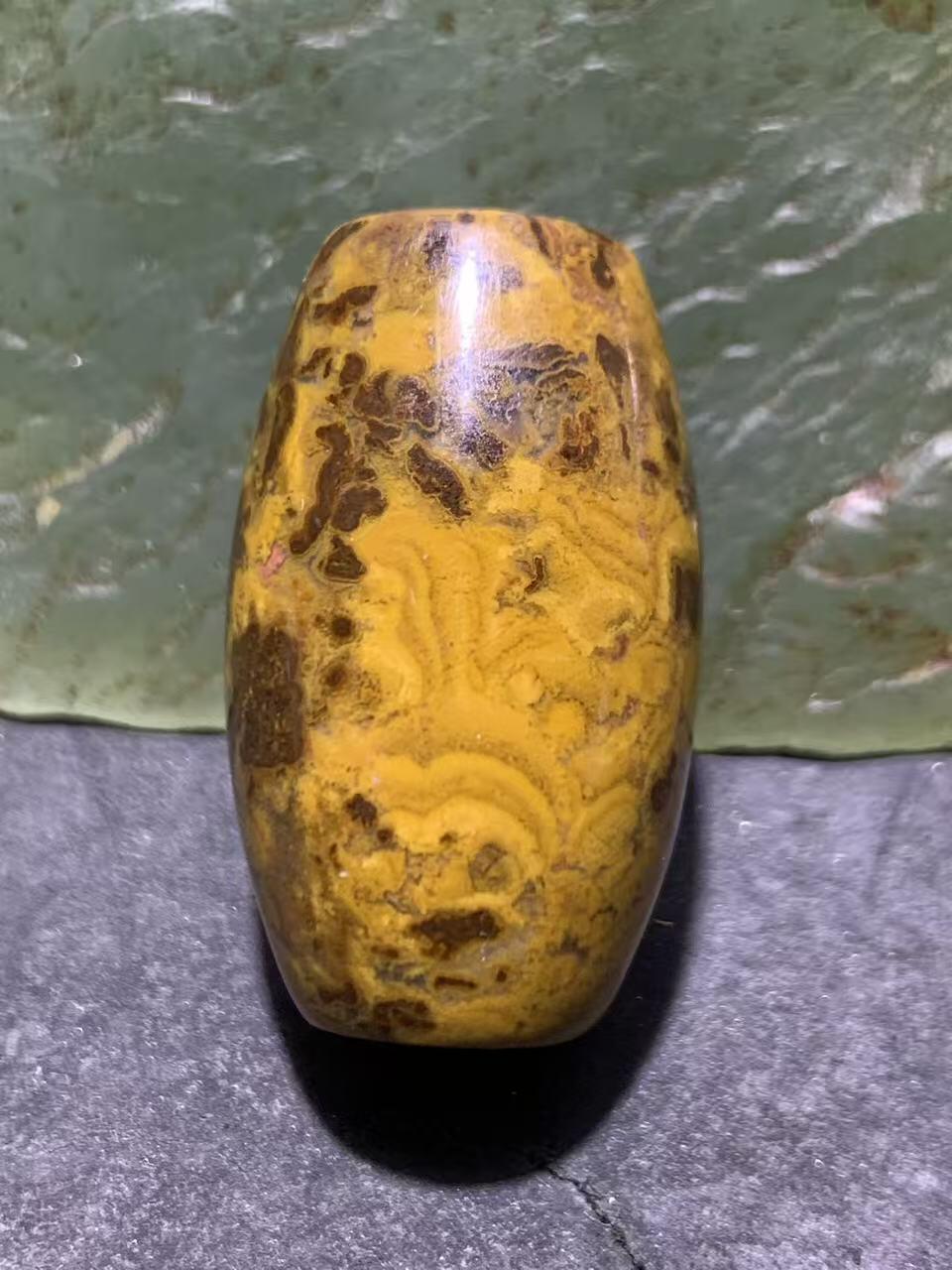 精美草花纹战国红玛瑙随形桶珠一个