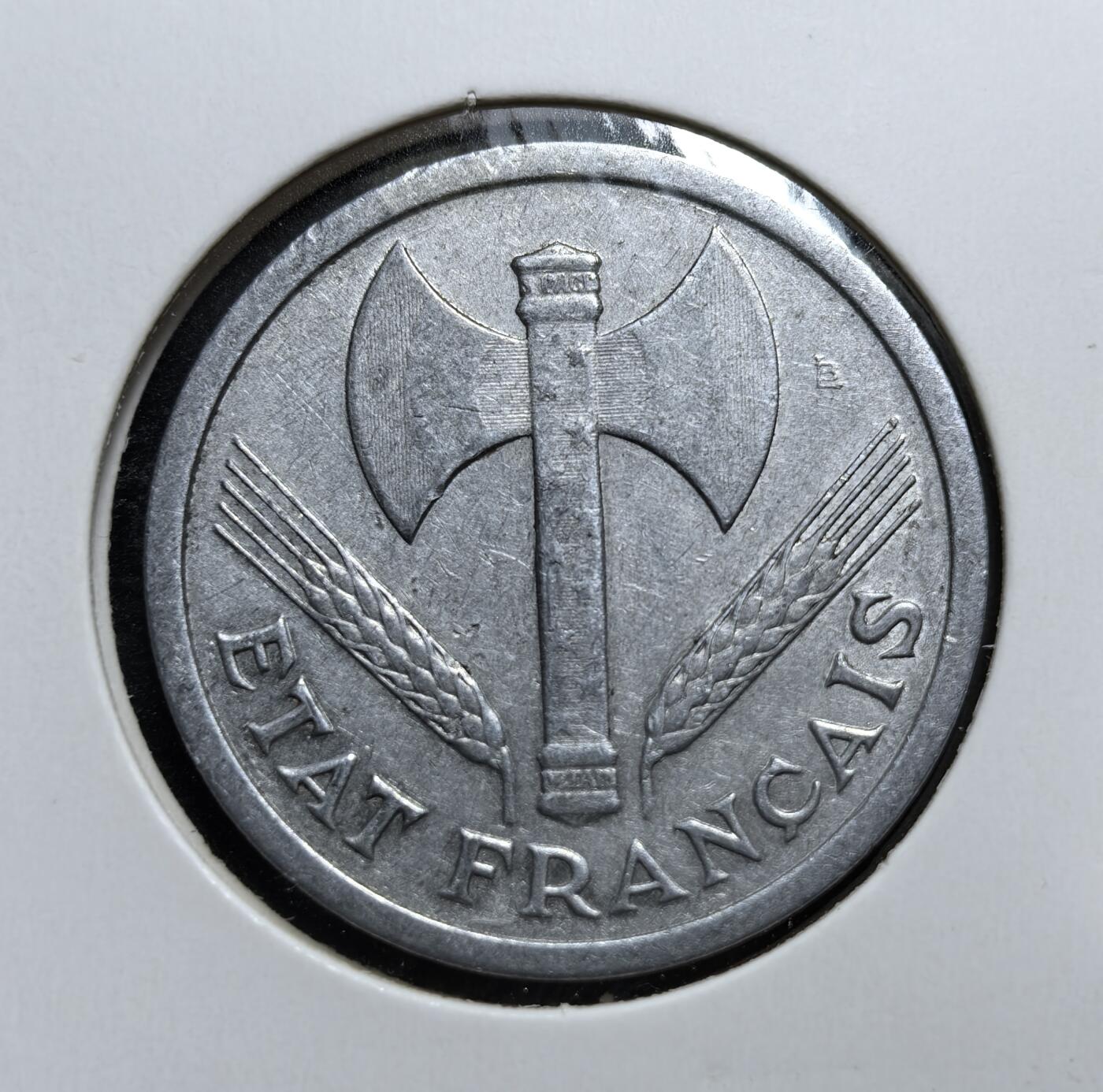 外国优质老铜币银币，周日九点倒数截拍，满百包邮，持续收拍，初八发货 维希法国1943 年2 法郎铝币，是二战时期法国傀儡政权的流通货币。正面的束棒与麦穗象征极权与农业，背面的 “劳动、家庭、祖国” 是维希政权的核心口号，见证了法国被占领时期的屈辱历史。