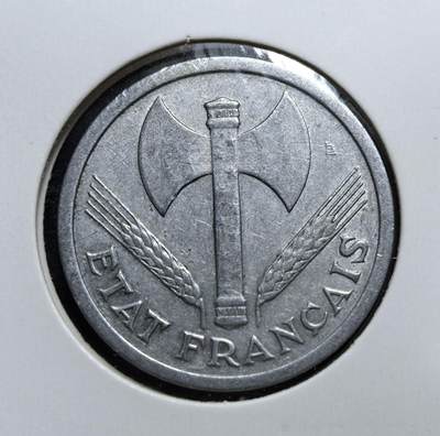 外国优质老铜币银币，周日九点倒数截拍，满百包邮，持续收拍，初八发货 - 维希法国1943 年2 法郎铝币，是二战时期法国傀儡政权的流通货币。正面的束棒与麦穗象征极权与农业，背面的 “劳动、家庭、祖国” 是维希政权的核心口号，见证了法国被占领时期的屈辱历史。