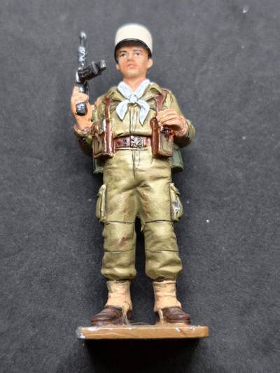 凯旋世界勋赏（持续上新中）（第22期新年大拍）（欢迎送拍）（对拍品有疑问请询问客服，不接受到手刀，出价默认拍品品相。请认真阅读拍卖规则！出价默认已认可！）（收到货请录制开箱视频，无视频概不处理问题。） - - Légionnaire / 外籍军团士兵：代表1957年法国外籍军团（Légion étrangère）的一名士兵。 ​ - LEF：是 Légion Étrangère de France（法国外籍军团）的缩写，也特指其在阿尔及利亚战争期间的作战单位。 ​ - 人偶的卡其色作战服、背包和装具，是20世纪50年代法国殖民地战争（特别是阿尔及利亚战争）中外籍军团士兵的典型装束。