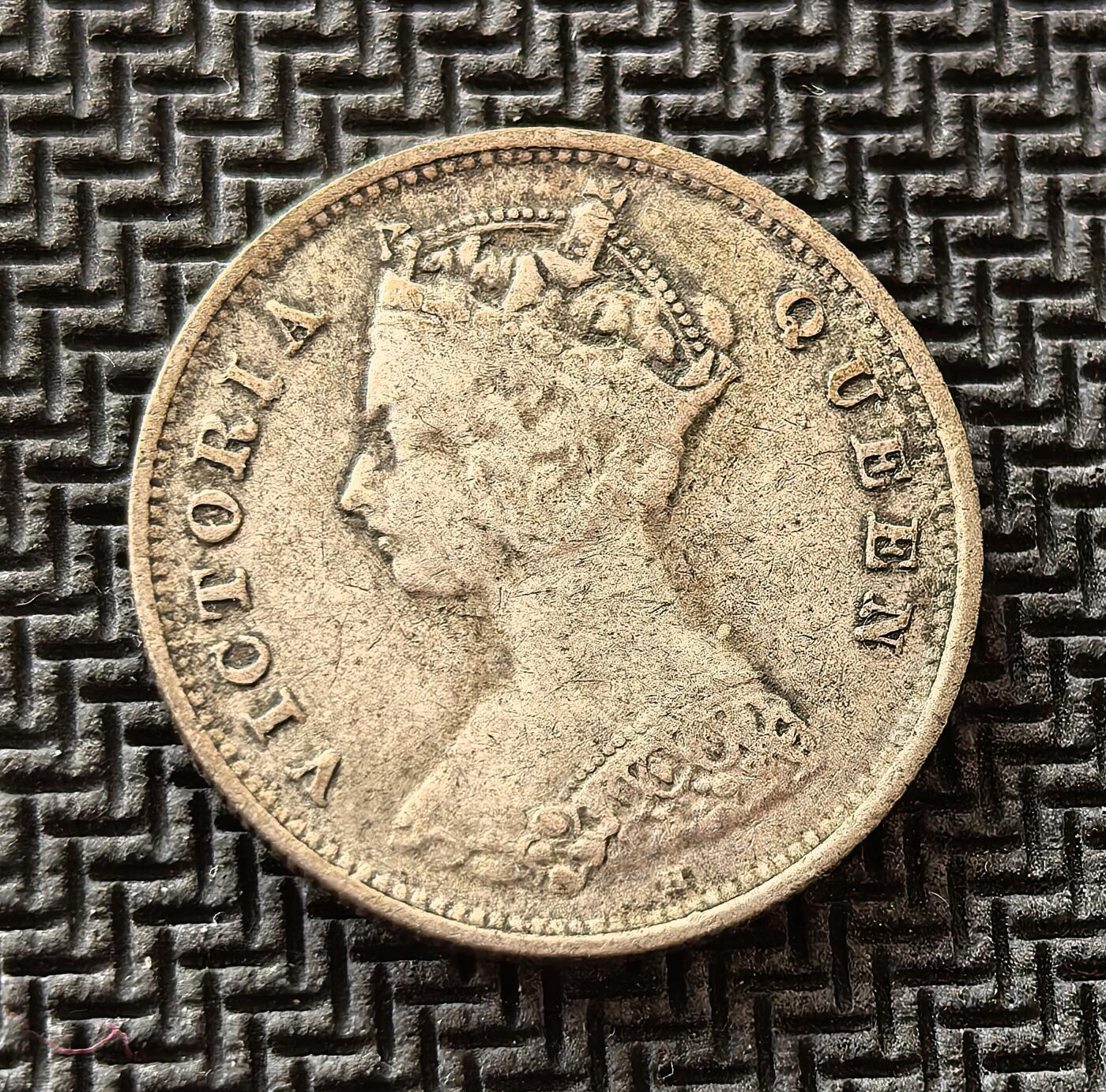 外国优质老铜币银币，周日九点倒数截拍，满百包邮，持续收拍，初八发货 香港 1900年一毫银币，发行于英国殖民统治时期。正面为维多利亚女王像，彰显宗主国权威；背面中英文 “香港一毫” 字样，见证了香港作为中英贸易枢纽的特殊地位，是近代殖民史与中西文化交融的重要物证。