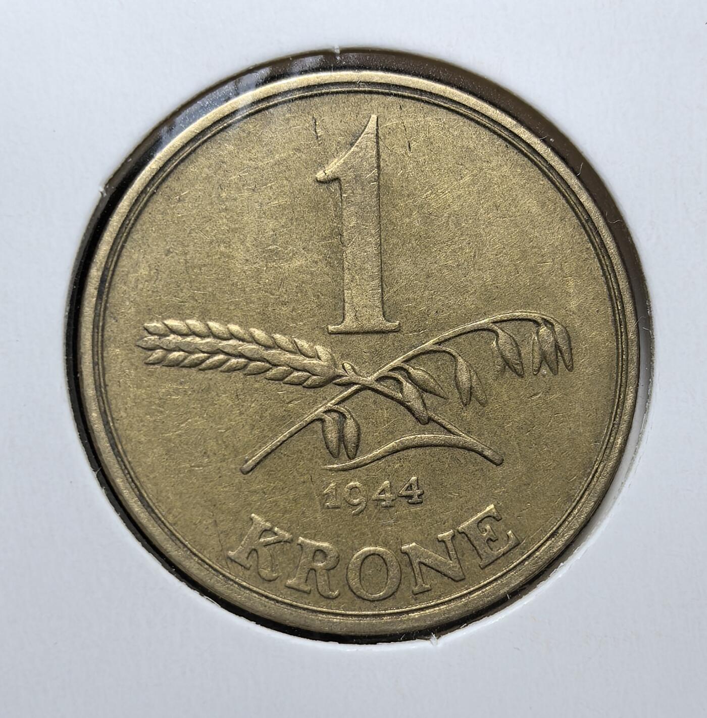 外国优质老铜币银币，周日九点倒数截拍，满百包邮，持续收拍，初八发货 丹麦1944年1克朗。正面为丹麦国王克里斯蒂安十世头像，铭文彰显其君主权威；背面的麦穗与燕麦枝图案，象征丹麦的农业立国之本，这枚硬币发行于二战被占领时期，见证了丹麦在纳粹统治下的坚韧与民生经济。
