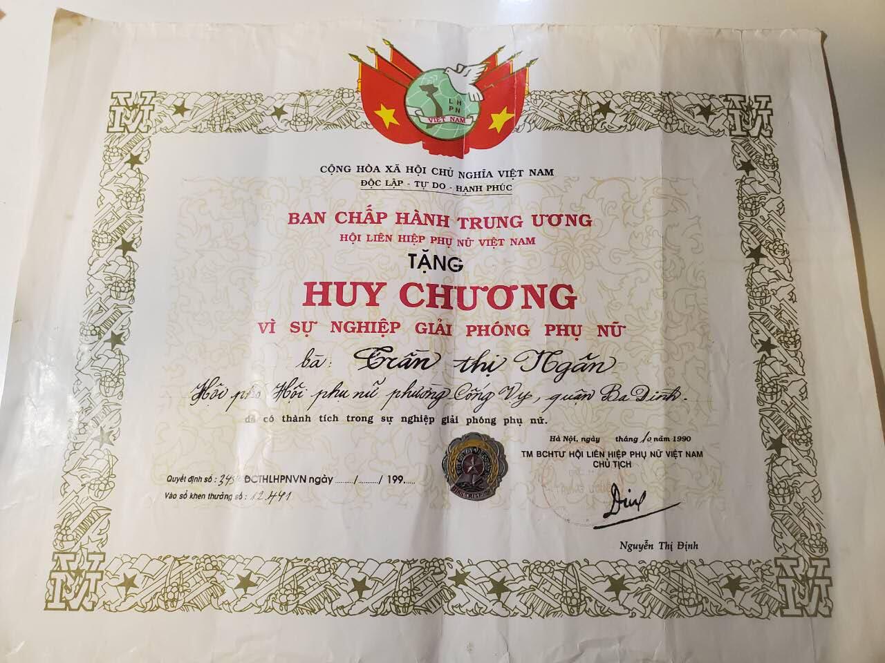 韵星假日军品类拍卖第42期 -- Rimey Holidays Militaria Auction 42 越南社会主义共和国陈氏银为妇女解放事业奖章证书带好人好事奖章一套 稀有奖章证书 原主为河内地区人民代表主席