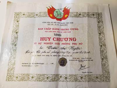 韵星假日军品类拍卖第42期 -- Rimey Holidays Militaria Auction 42 - 越南社会主义共和国陈氏银为妇女解放事业奖章证书带好人好事奖章一套 稀有奖章证书 原主为河内地区人民代表主席