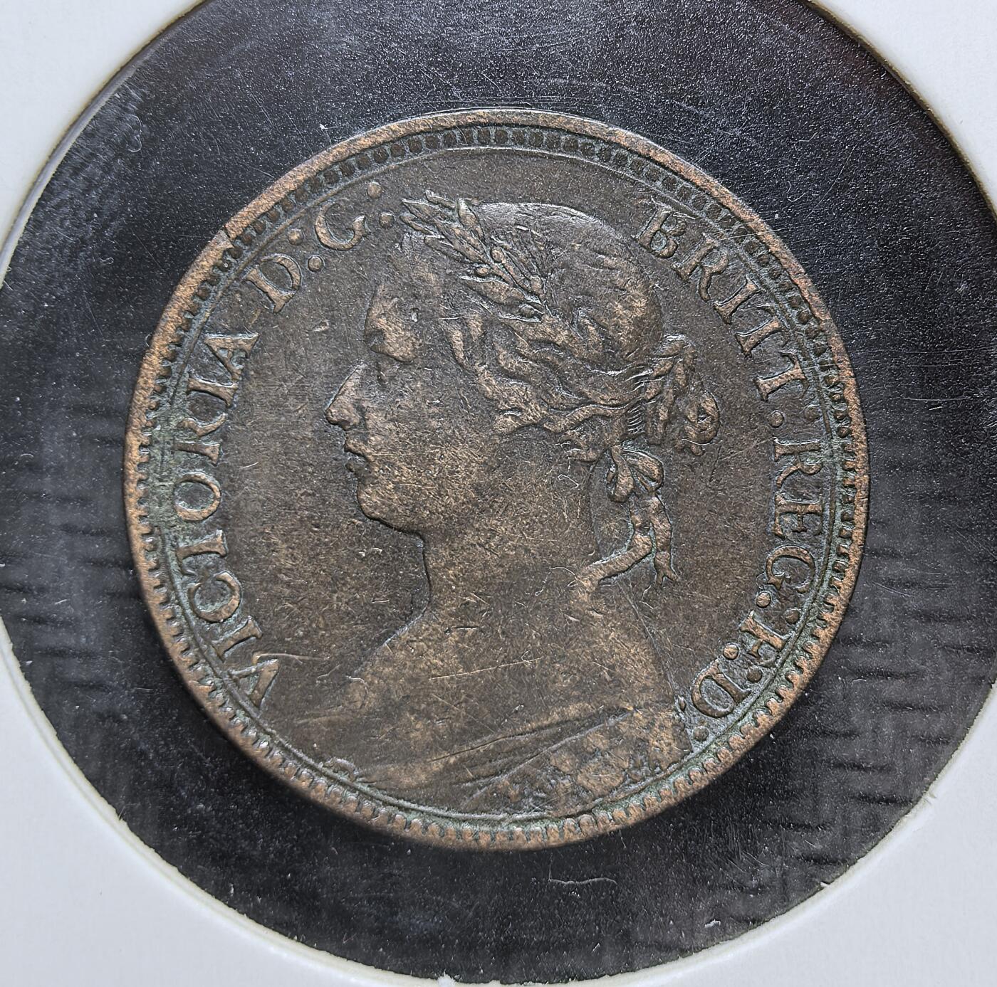 外国优质老铜币银币，周日九点倒数截拍，满百包邮，持续收拍，初八发货 英国1875年维多利亚法新H版铜币，属于维多利亚时代 “日不落帝国” 的流通辅币。正面为年轻的维多利亚女王头像，背面是象征不列颠尼亚的坐像，见证了英国工业革命与全球殖民扩张的鼎盛时期。