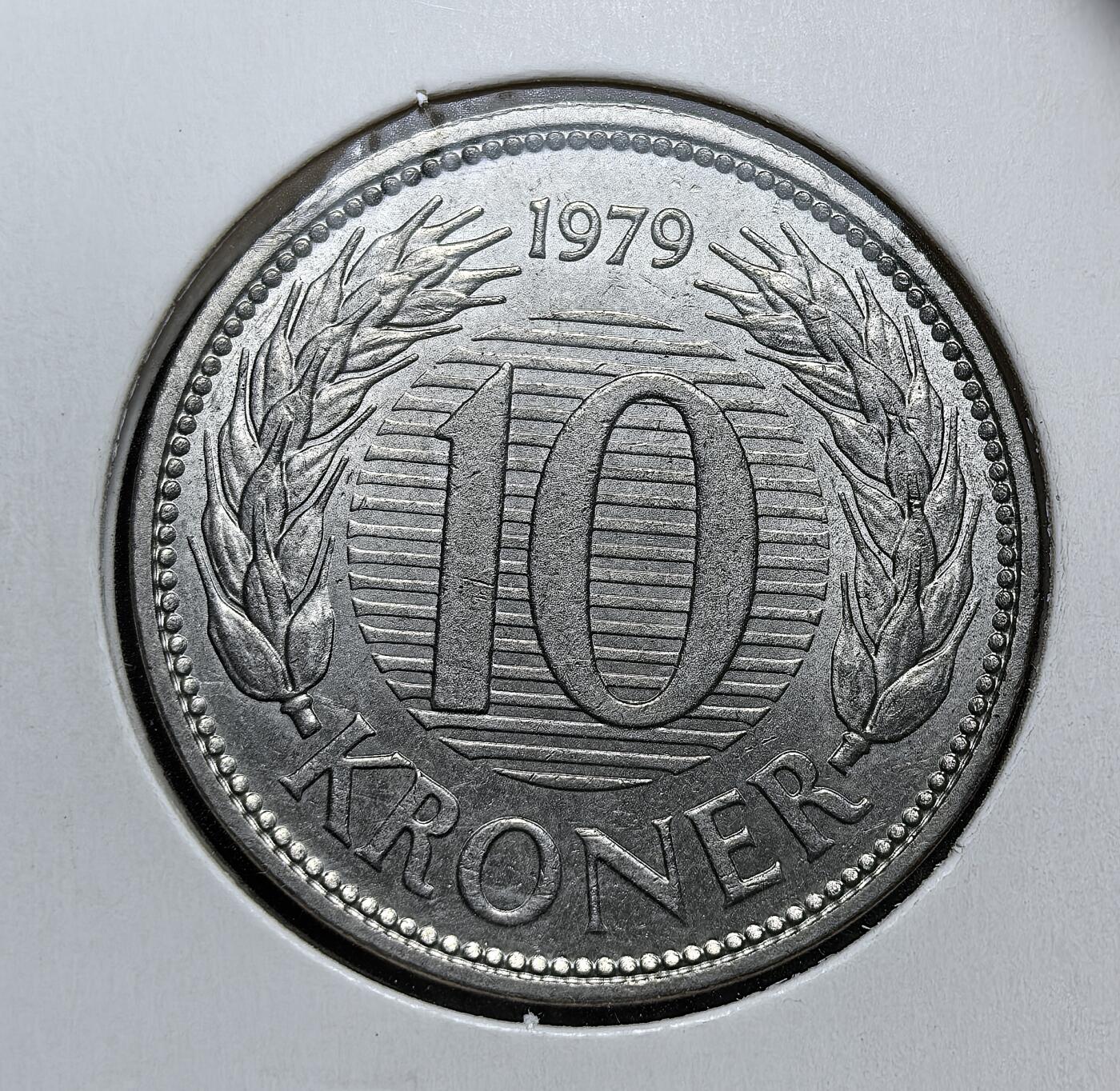 外国优质老铜币银币，周日九点倒数截拍，满百包邮，持续收拍，初八发货 丹麦1979年玛格丽特二世女王10克朗，正面为女王的加冕形象，彰显丹麦君主立宪制的国家象征；背面的麦穗环绕面值，体现丹麦农业立国的传统，见证了丹麦在现代君主制下的稳定发展与货币体系的延续。