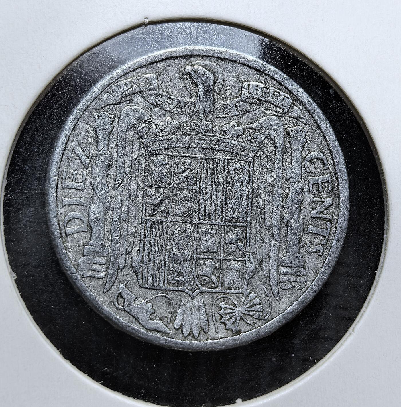 外国优质老铜币银币，周日九点倒数截拍，满百包邮，持续收拍，初八发货 西班牙1945年10分，属于佛朗哥独裁统治时期的货币。正面以 “ESPANA” 与骑士骑马像彰显民族象征，背面的国徽与 “UNA ESPAÑA DE LIBRE” 体现独裁政权的意识形态，见证了西班牙在二战后的政治格局。