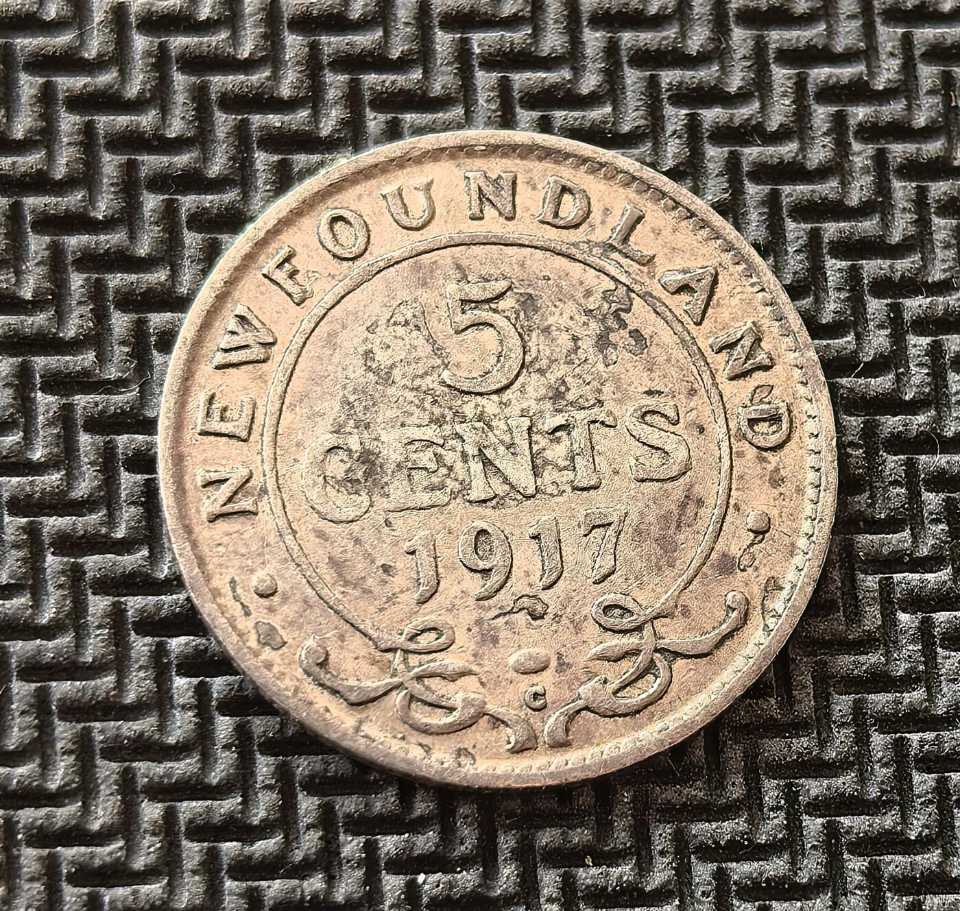 外国优质老铜币银币，周日九点倒数截拍，满百包邮，持续收拍，初八发货 纽芬兰1917年5 分银币，发行于一战期间。正面为英王乔治五世像，铭文彰显其作为纽芬兰君主与印度皇帝的权威；背面标注 “NEWFOUNDLAND”，见证了纽芬兰作为英国自治领的特殊地位，直至 1949 年加入加拿大。
