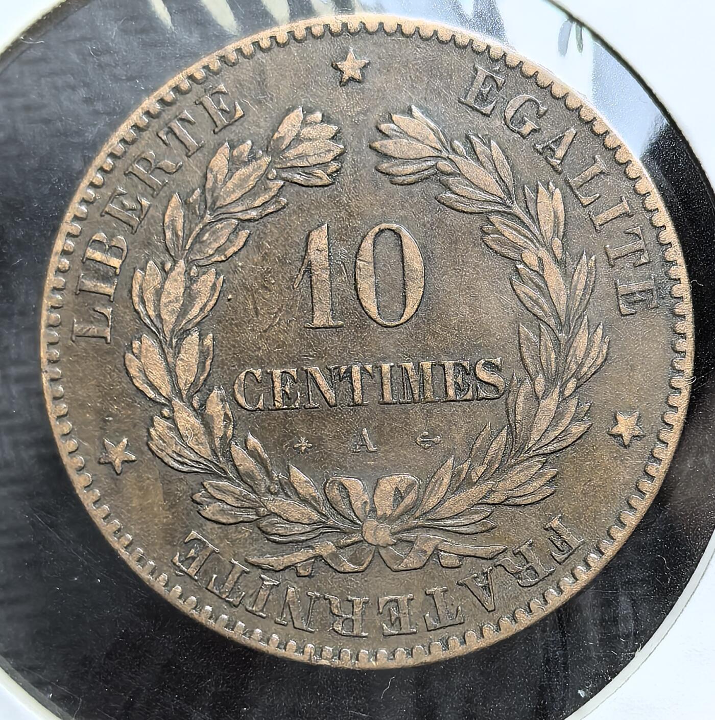 外国优质老铜币银币，周日九点倒数截拍，满百包邮，持续收拍，初八发货 法兰西第三共和国1873年10 生丁铜币。正面是象征共和精神的玛丽安娜头像，铭文  彰显国家认同；背面的月桂枝环与自由、平等、博爱，是第三共和国的核心政治口号，见证了普法战争后法国共和制的巩固与货币体系的重建。