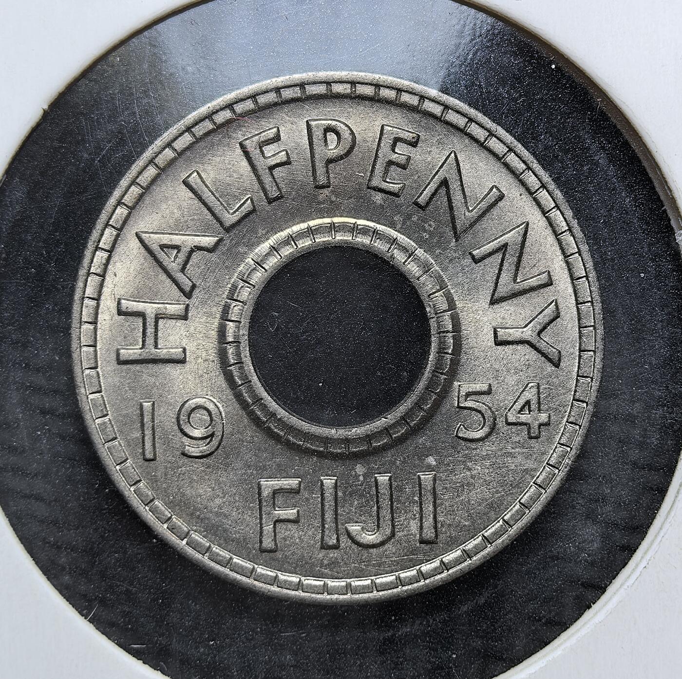 外国优质老铜币银币，周日九点倒数截拍，满百包邮，持续收拍，初八发货 斐济1954 年半便士，发行于斐济作为英国殖民地时期。正面以 “HALFPENNY FIJI” 标注面值与国名，背面的王冠与 “QUEEN ELIZABETH THE SECOND” 彰显英国殖民权威，见证了斐济殖民体系的延续与独立运动的酝酿阶段。