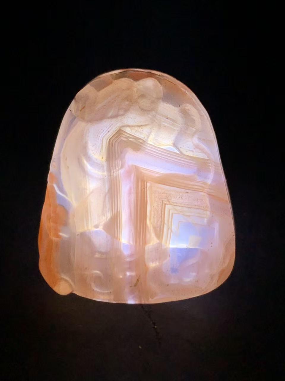 川料红白千层纹南红玛瑙雕刻瑞兽吊坠一个