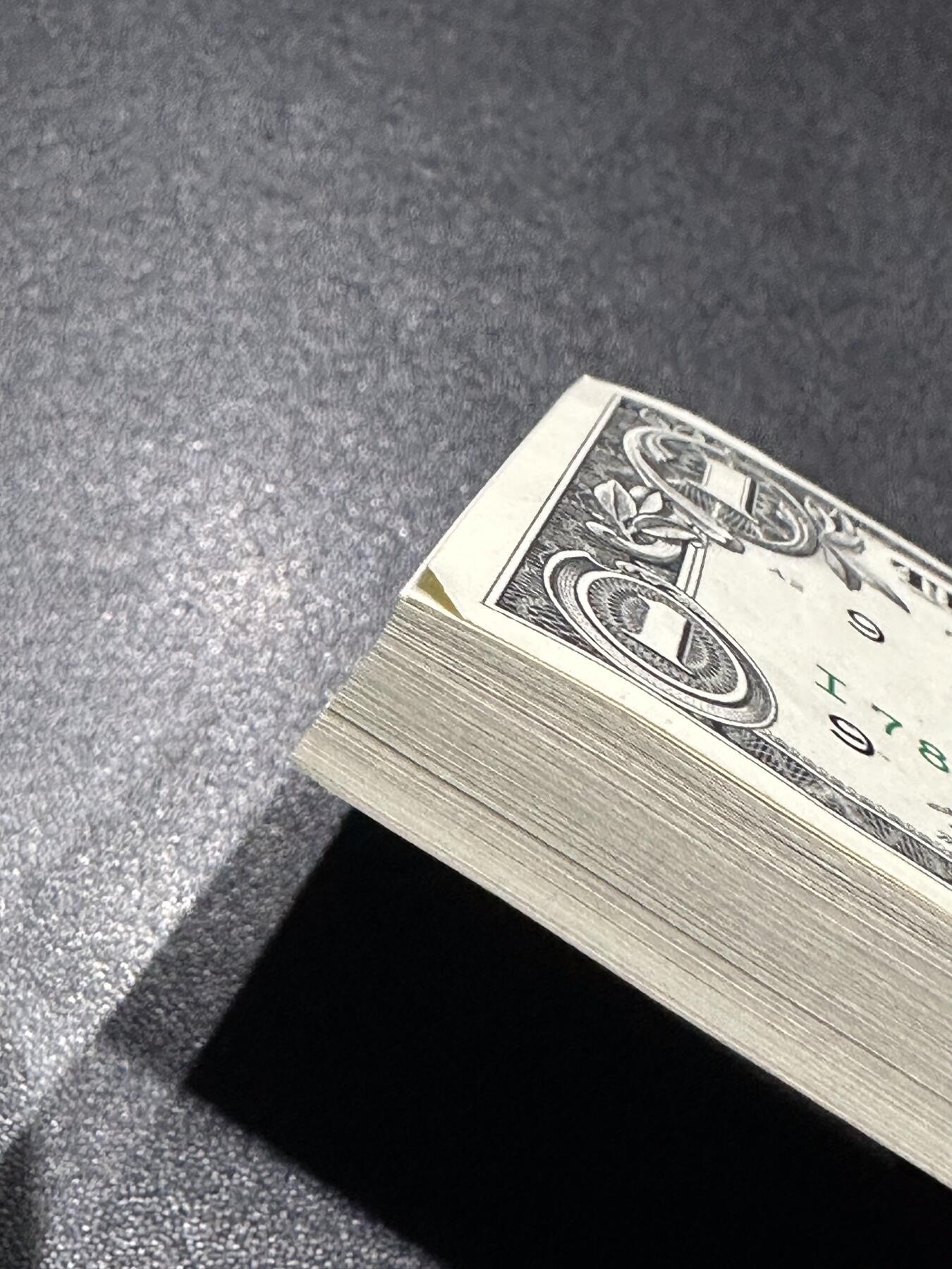 《外钞收藏家》第六百一十二期（ 精选场）（长期征集拍品、欢迎藏友们联系合作） 2021年美国1美元 标准100连号 全新 尾001-100 因捆货首刀角有点瑕疵软折