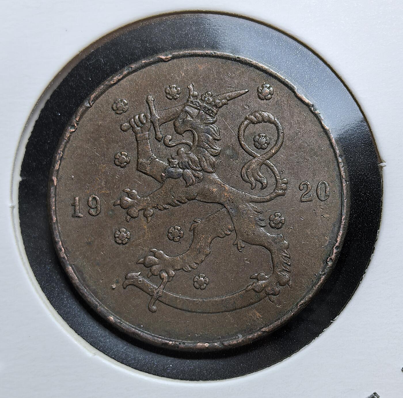 外国优质老铜币银币，周日九点倒数截拍，满百包邮，持续收拍，初八发货 芬兰1920年10盆尼铜币，是芬兰独立后早期流通货币之一。正面为面值与花卉纹饰，背面是芬兰国徽 “持剑雄狮”。它发行于一战后经济恢复期，见证了芬兰从沙俄统治下独立并建立现代货币体系的历程。