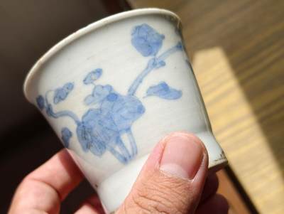 春节钱币瓷器清货捡漏拍场 - 日本江户时期染付花蝶杯 高6.9厘米 最大口径8.1厘米 口沿轻微飞皮