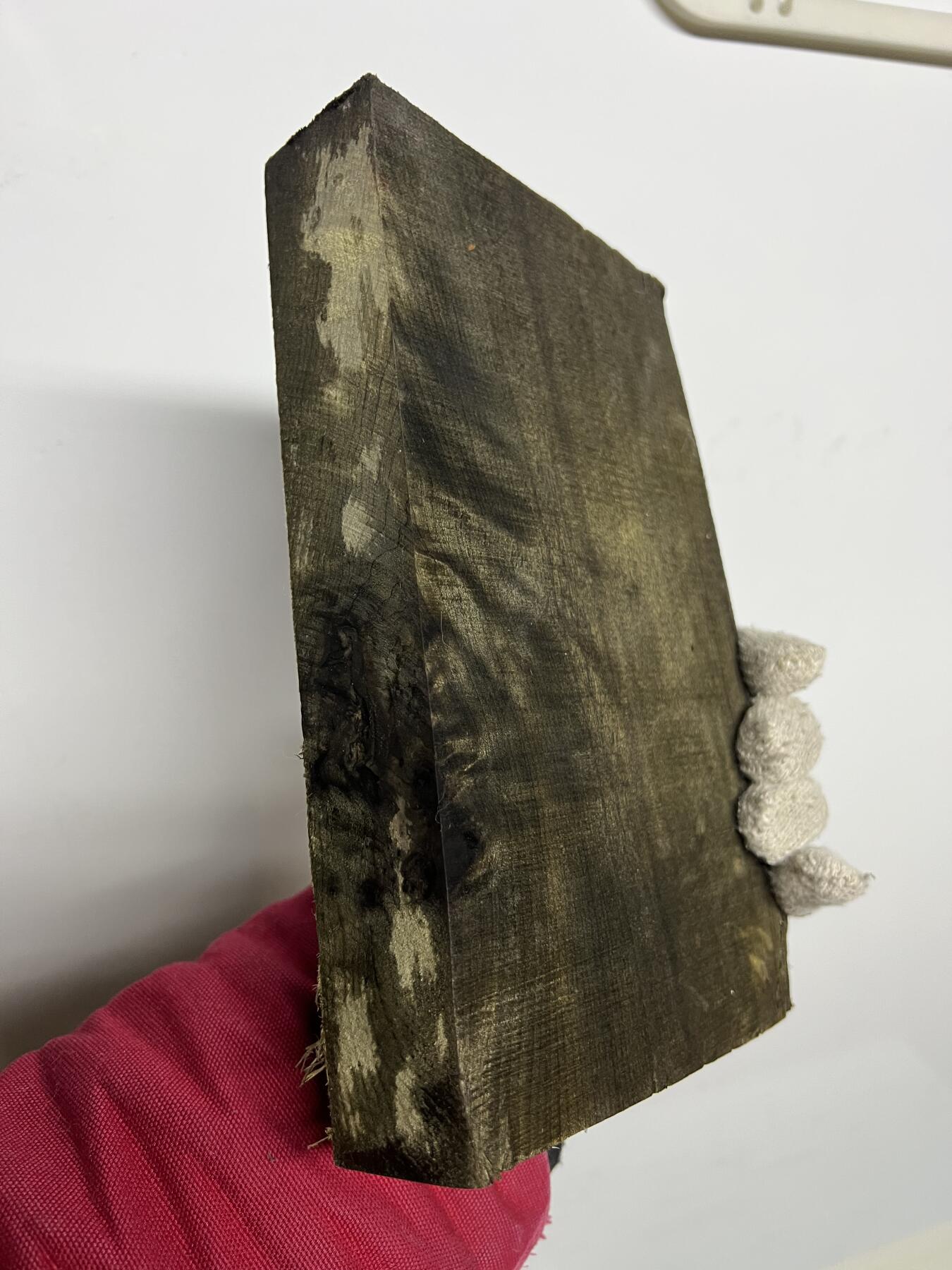 零元拍：NO.10 爆满金丝祖母绿乌木金丝楠  做牌子 茶台 杯垫，无需打磨就已经金光闪闪。满金丝药香，尺寸约：33.7/14.5/4厚CM。