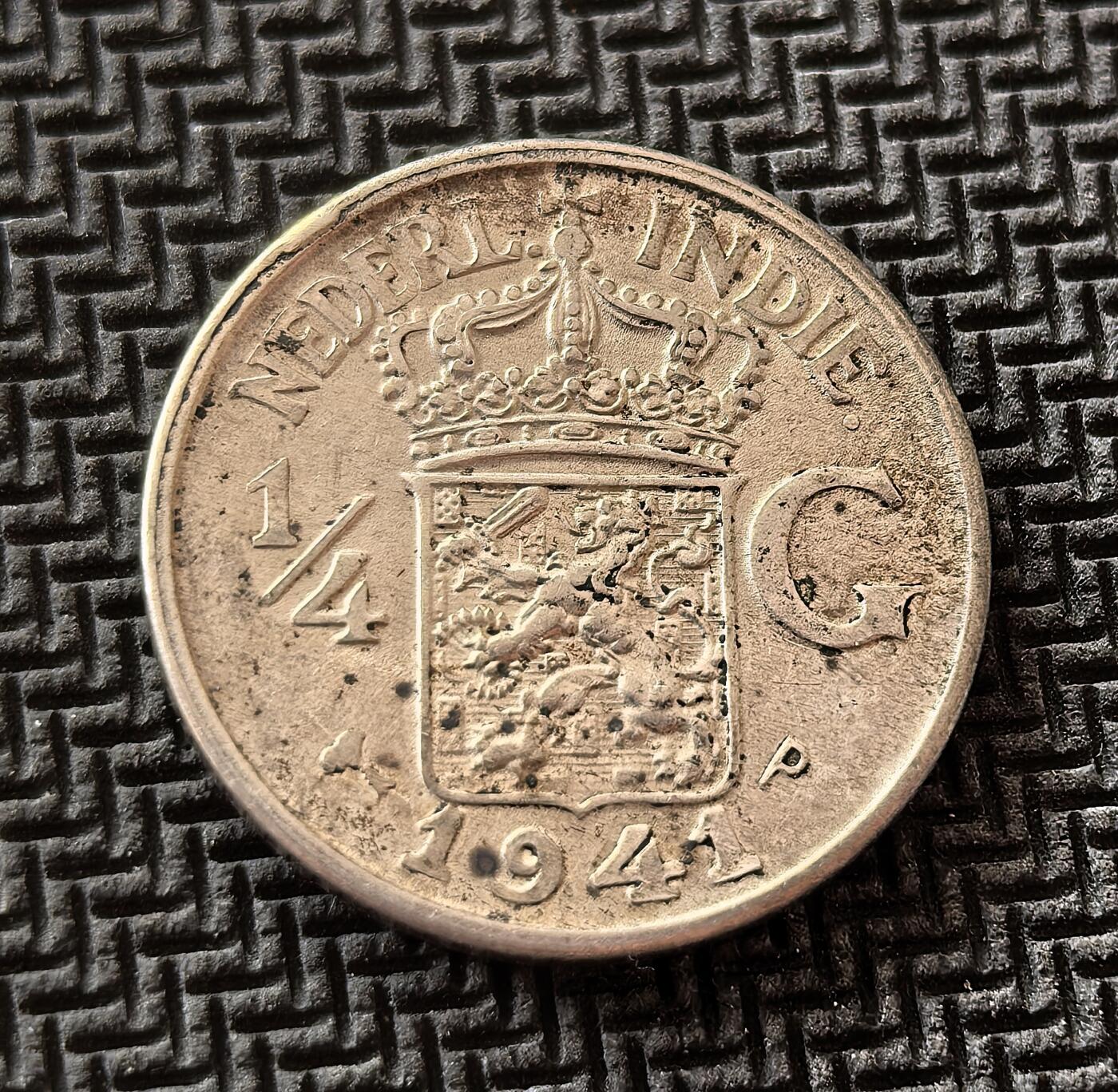 外国优质老铜币银币，周日九点倒数截拍，满百包邮，持续收拍，初八发货 荷属东印度1941年1/4 盾银币，发行于二战日本入侵前夕。正面荷兰国徽彰显殖民权威，背面爪夷文体现本土文化印记，见证了殖民体系在战争冲击下的瓦解，是东南亚殖民史的重要见证。