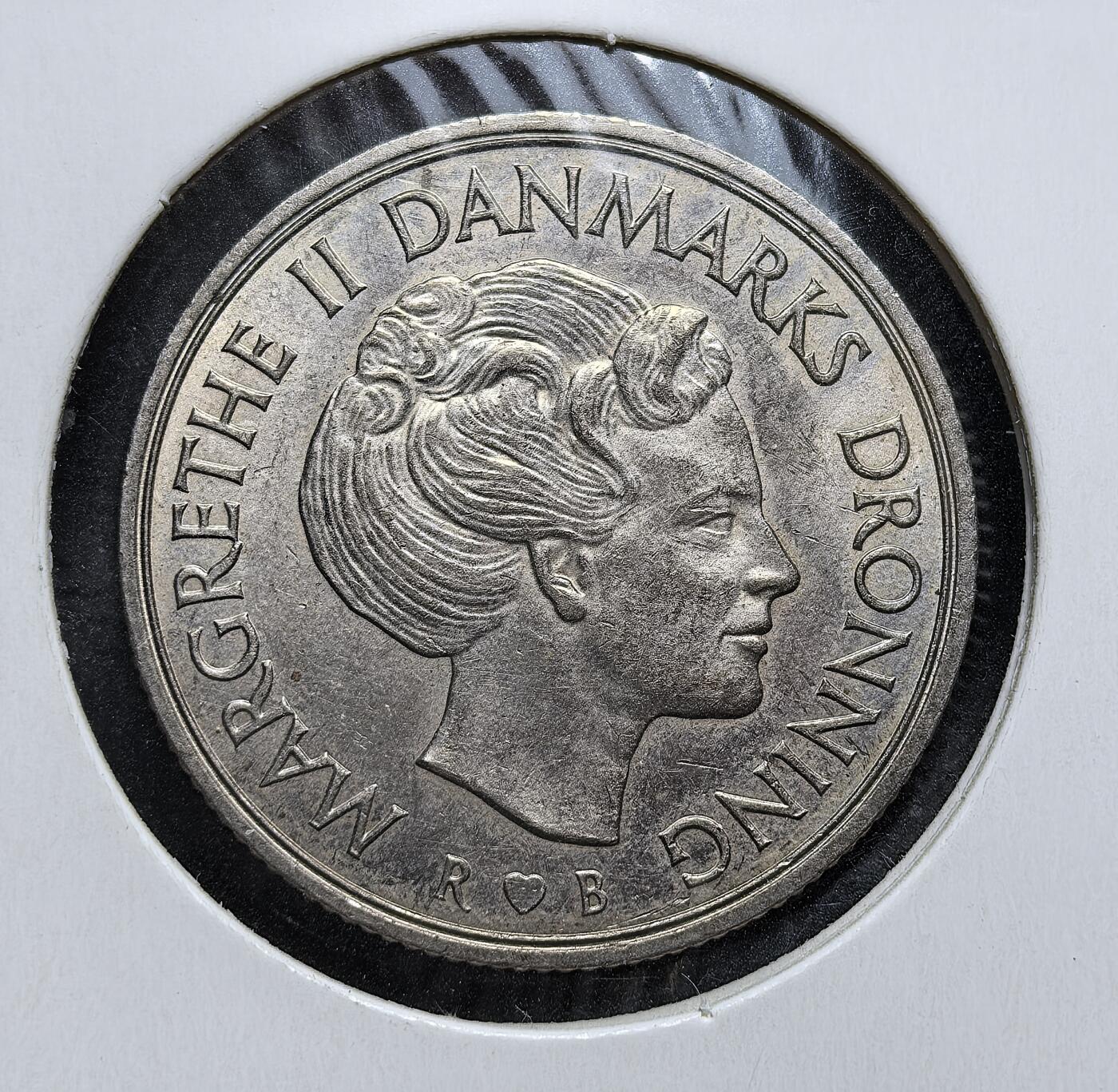 外国优质老铜币银币，周日九点倒数截拍，满百包邮，持续收拍，初八发货 丹麦1988年玛格丽特二世女王1克朗，正面为头像，铭文  彰显丹麦君主立宪制的国家象征；背面的丹麦国徽与年份，见证了丹麦在现代君主制下的稳定发展与货币体系的延续。