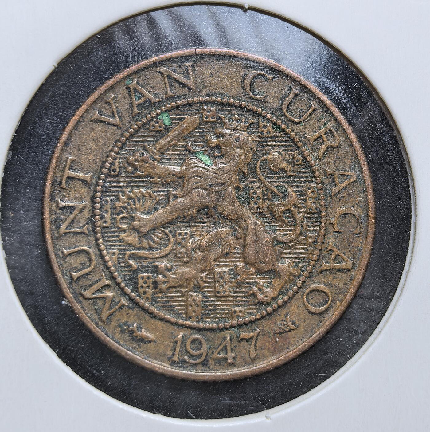 外国优质老铜币银币，周日九点倒数截拍，满百包邮，持续收拍，初八发货 荷属库拉索1947年2½ 分铜币，发行于荷兰殖民统治末期。正面以荷兰国徽中的雄狮彰显殖民象征，背面的花卉图案与面值体现加勒比地区特色，见证了荷属安的列斯群岛殖民货币体系的尾声。