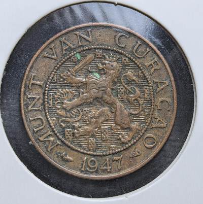 外国优质老铜币银币，周日九点倒数截拍，满百包邮，持续收拍，初八发货 - 荷属库拉索1947年2½ 分铜币，发行于荷兰殖民统治末期。正面以荷兰国徽中的雄狮彰显殖民象征，背面的花卉图案与面值体现加勒比地区特色，见证了荷属安的列斯群岛殖民货币体系的尾声。