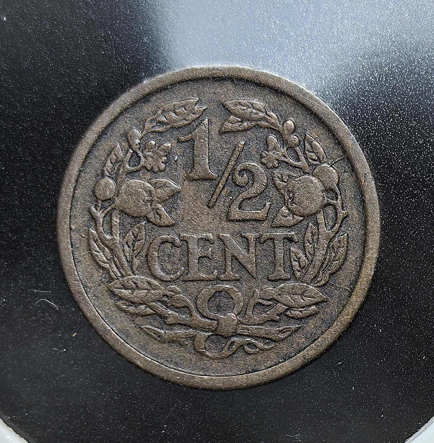 外国优质老铜币银币，周日九点倒数截拍，满百包邮，持续收拍，初八发货 荷兰1917年1/2 分铜币，正面是荷兰国徽中的雄狮图案，彰显了荷兰王国的主权；背面的水果与枝叶花环，象征着荷兰的农业与物产，也见证了一战期间荷兰保持中立、经济仍在运转的历史背景。