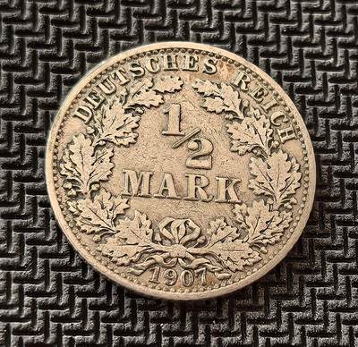 外国优质老铜币银币，周日九点倒数截拍，满百包邮，持续收拍，初八发货 - 德意志帝国1907年1/2 马克银币，发行于威廉二世统治的 “威廉时代”。正面的橡叶纹饰与面值彰显帝国币制统一，背面的帝国鹰国徽象征德意志的霸权野心，见证了德国在工业崛起与军备扩张中，逐步走向一战的历史进程。