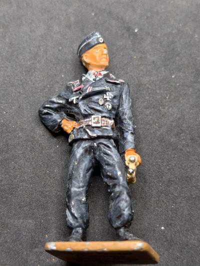 凯旋世界勋赏（持续上新中）（第22期新年大拍）（欢迎送拍）（对拍品有疑问请询问客服，不接受到手刀，出价默认拍品品相。请认真阅读拍卖规则！出价默认已认可！）（收到货请录制开箱视频，无视频概不处理问题。） - - Major, Panzer Divisions / 装甲师少校：代表二战时期德国陆军装甲师的一名少校军官。 ​ - 人偶的黑色装甲兵制服、皮制腰带和手套，是1943年德军装甲部队军官的典型装束。 ​