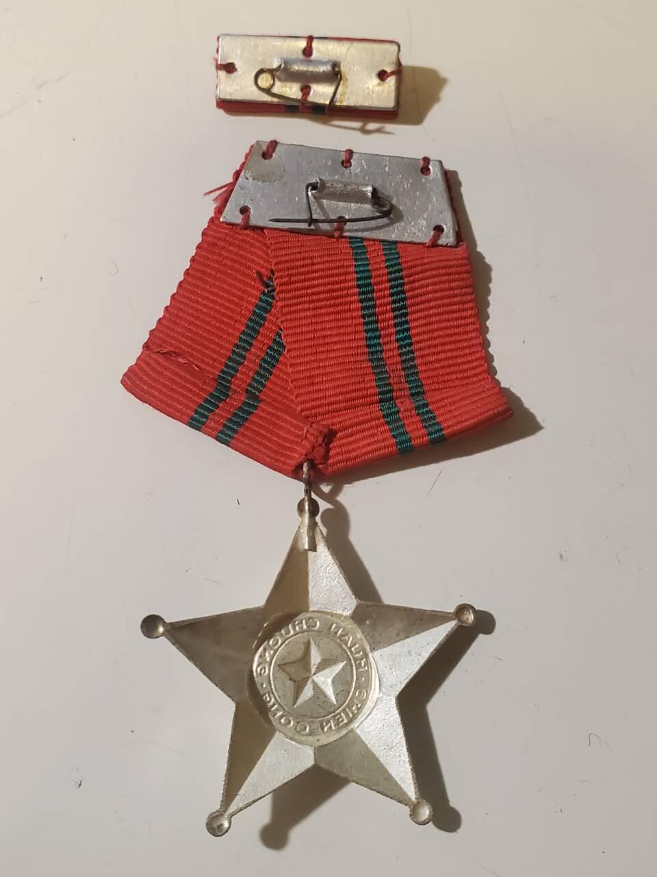 韵星假日军品类拍卖第42期 -- Rimey Holidays Militaria Auction 42 越南民主共和国（北越）三级战功勋章带略一套 越战早期白铜版本 非后期铝