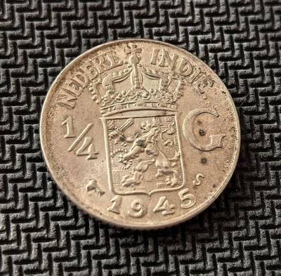 外国优质老铜币银币，周日九点倒数截拍，满百包邮，持续收拍，初八发货 - 荷属东印度1945年1/4 盾银币，发行于二战日本占领结束后、印尼独立前夕。正面的荷兰国徽彰显殖民余威，背面的爪夷文则体现本土文化印记，是殖民体系瓦解与民族独立浪潮交织的历史见证。