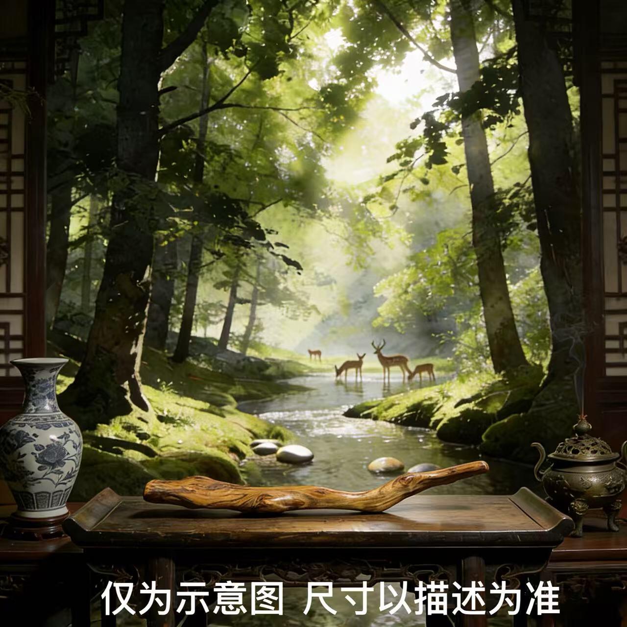 零元拍：终于在节前收到这批送出去加工的海南黄花梨随型把玩棍横财，这也许就是玩木头的乐趣吧，每一个花纹都独一无二，是自然与匠心的完美邂逅。 它保留了木材最本真的曲线，每一处起伏都像是时光在木头上留下的指纹。尺寸：540/70/30MM