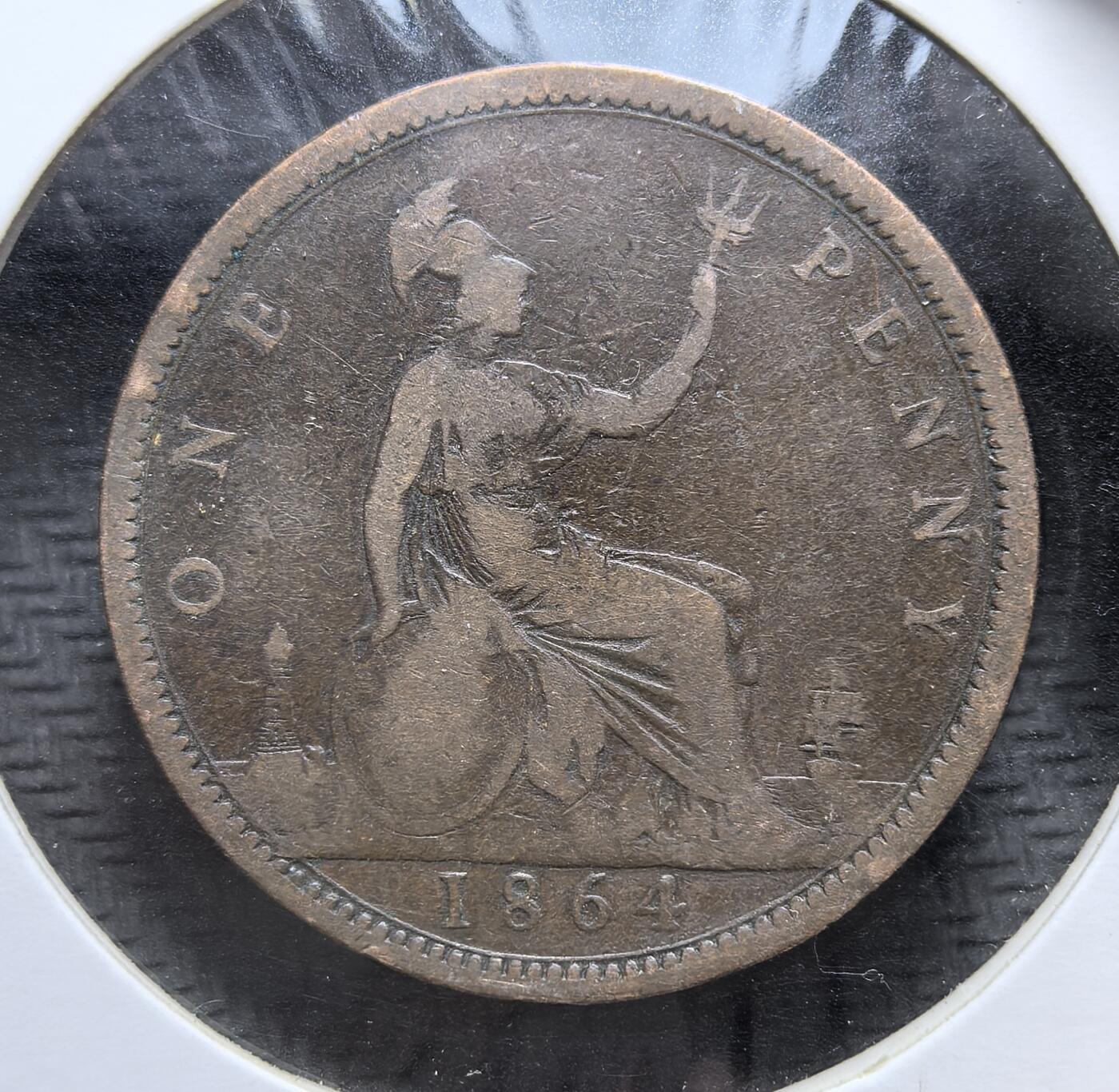 外国优质老铜币银币，周日九点倒数截拍，满百包邮，持续收拍，初八发货 英国维多利亚1864 年1 便士铜币。正面为维多利亚女王头像，铭文彰显其君主权威；背面的不列颠尼亚坐像手持三叉戟，象征大英帝国的海洋霸权与殖民扩张，见证了 “日不落帝国” 鼎盛时期的货币体系。