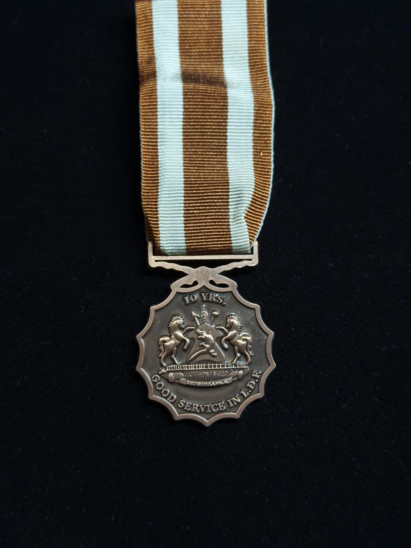 马到成功 迎新年  精品专场 莱索托王国铜级军事服役奖章   授予为莱索托王国服役满10年且无过错的军人，作为一个国中之国，莱索托王国人口仅仅230万，军队更是少的可怜仅仅只有三千人这还是陆海空三军