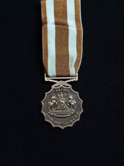 马到成功 迎新年  精品专场 - 莱索托王国铜级军事服役奖章   授予为莱索托王国服役满10年且无过错的军人，作为一个国中之国，莱索托王国人口仅仅230万，军队更是少的可怜仅仅只有三千人这还是陆海空三军