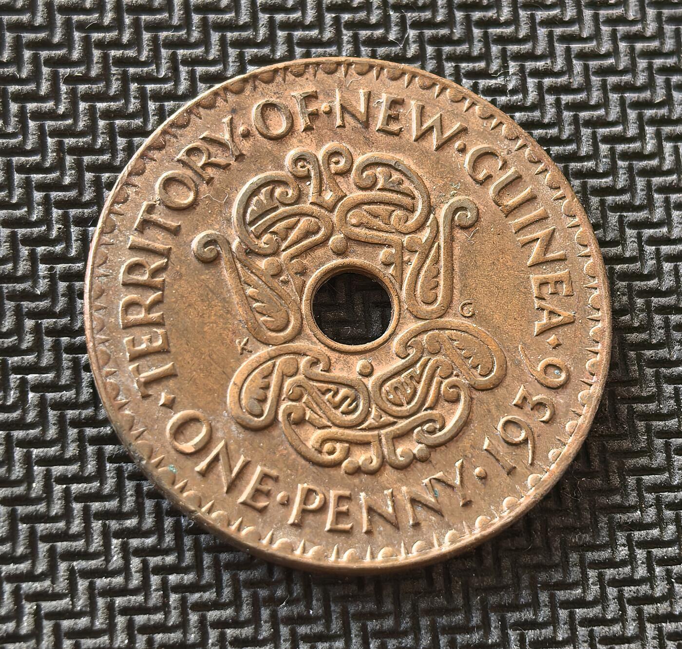 外国优质老铜币银币，周日九点倒数截拍，满百包邮，持续收拍，初八发货 略带原光新几内亚1936年1 便士铜币，发行于澳大利亚委任统治时期。正面的托拉鸟纹饰是当地土著文化的象征，体现了殖民当局对本土元素的融合；背面的英王爱德华八世花押与王冠，彰显了英国王室的宗主权，见证了新几内亚在殖民统治下的历史进程。