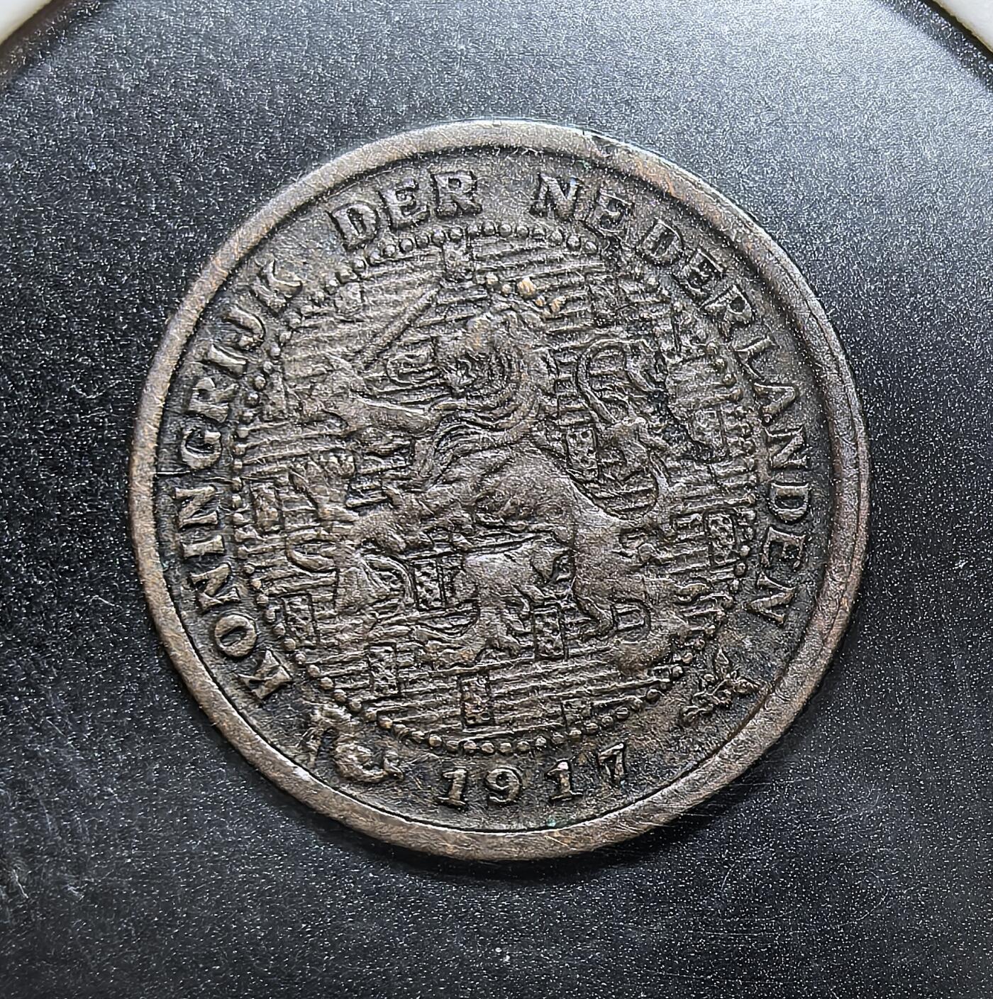 外国优质老铜币银币，周日九点倒数截拍，满百包邮，持续收拍，初八发货 荷兰1917年1/2 分铜币，正面是荷兰国徽中的雄狮图案，彰显了荷兰王国的主权；背面的水果与枝叶花环，象征着荷兰的农业与物产，也见证了一战期间荷兰保持中立、经济仍在运转的历史背景。