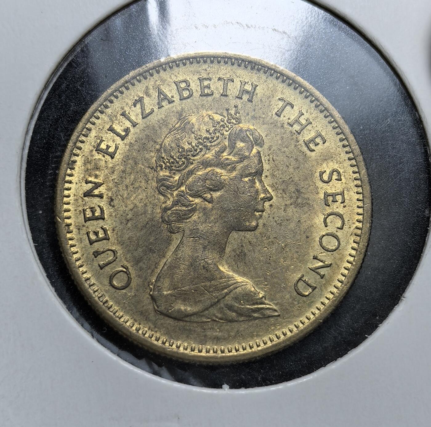 外国优质老铜币银币，周日九点倒数截拍，满百包邮，持续收拍，初八发货 原光香港1979年5毫。正面为伊丽莎白二世头像，彰显英国殖民统治的象征；背面以中英双语标注 “香港伍毫” 与面值，见证了香港在回归前的殖民货币体系与历史过渡。