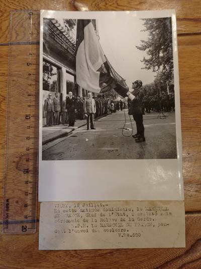 凯旋世界勋赏（持续上新中）（第22期新年大拍）（欢迎送拍）（对拍品有疑问请询问客服，不接受到手刀，出价默认拍品品相。请认真阅读拍卖规则！出价默认已认可！）（收到货请录制开箱视频，无视频概不处理问题。） - 维希市的 Hôtel du Parc（公园酒店）前，这是维希政权元首贝当元帅的官邸。  - 事件：贝当元帅在一个周日的早晨，出席了瑞士卫队（Garde Helvétique）的军旗仪式，并检阅了军旗队列。  - 细节：照片中贝当元帅身着军装，站在酒店的阳台上，检阅着整齐列队的瑞士卫队士兵，仪式感庄重。