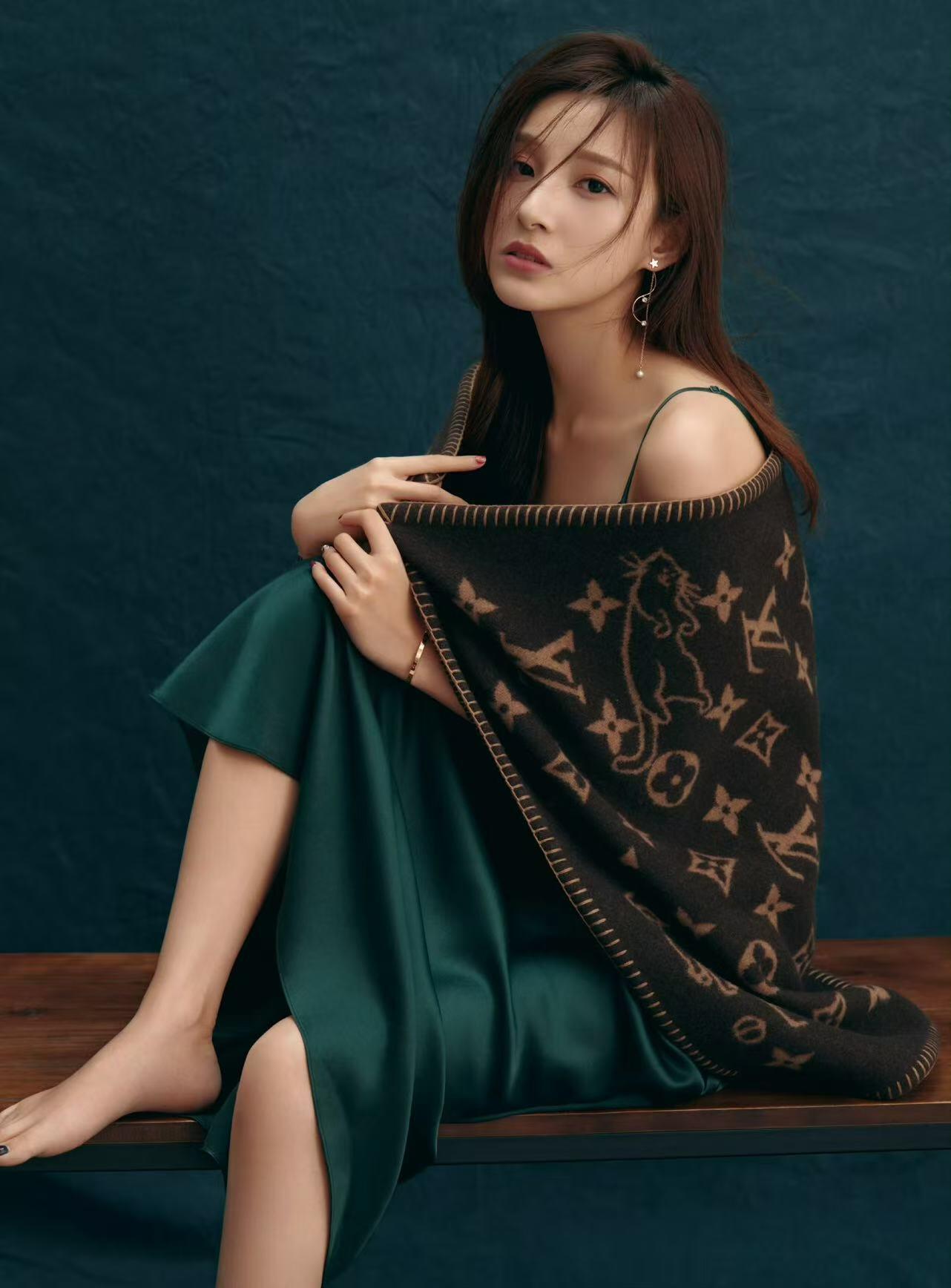 零元拍：整整一天，咋都问有没有马凡舒有没有马凡舒，现在统一回答：有！还有凡凡的祝福，香香的“心愿达成”！“春晚三美”龙洋、马凡舒、刘心悦以及总导演于蕾老师合签中央广播电视总台✖️CMG看点✖️总台文创联合出品CMG《骐骥驰骋》中国福！愿大家马上有财，马上暴富，马上金榜题名，马上抱得美人归！！（由于昨天的拍卖就被人盗图发了🍠，被发现后才删除，今天的福气又有于导亲题“幸福”