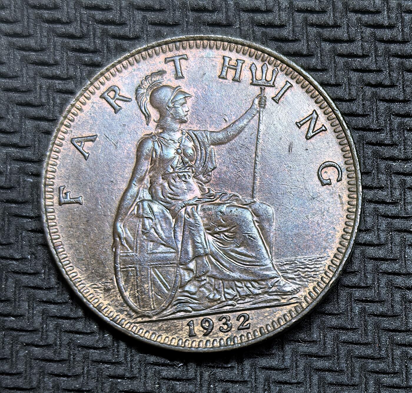 外国优质老铜币银币，周日九点倒数截拍，满百包邮，持续收拍，初八发货 原光英国1932年法新。正面是英王乔治五世的头像，铭文 彰显其 “日不落帝国” 君主的身份；背面是象征不列颠尼亚的女神坐像，手持三叉戟，见证了两次世界大战之间英国的殖民霸权与经济稳定。