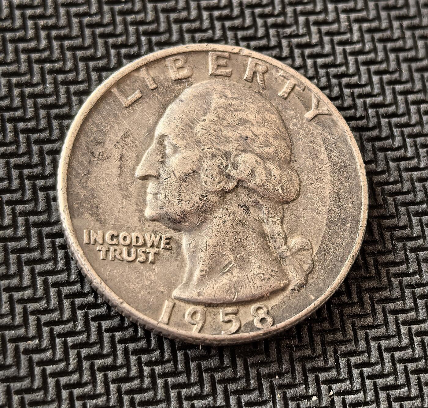 外国优质老铜币银币，周日九点倒数截拍，满百包邮，持续收拍，初八发货 美国1958年25美分银币D版（华盛顿头像版），发行于冷战初期美国经济高速增长期。正面为开国总统华盛顿像，铭文 “IN GOD WE TRUST” 彰显国家信仰；背面的白头鹰国徽象征美国霸权崛起，是战后美国货币体系与全球影响力的重要见证。