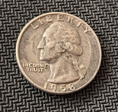 外国优质老铜币银币，周日九点倒数截拍，满百包邮，持续收拍，初八发货 - 美国1958年25美分银币D版（华盛顿头像版），发行于冷战初期美国经济高速增长期。正面为开国总统华盛顿像，铭文 “IN GOD WE TRUST” 彰显国家信仰；背面的白头鹰国徽象征美国霸权崛起，是战后美国货币体系与全球影响力的重要见证。