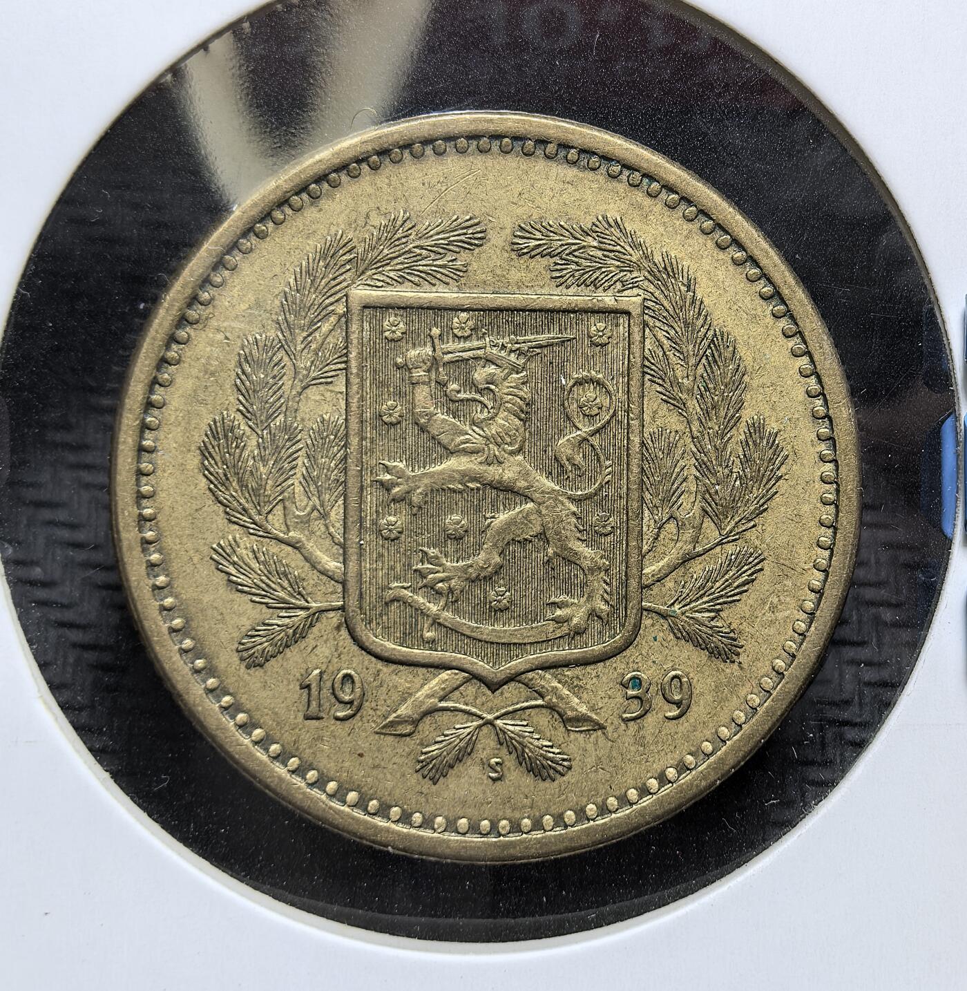 外国优质老铜币银币，周日九点倒数截拍，满百包邮，持续收拍，初八发货 芬兰1939年20马克，发行于二战爆发的特殊年份。正面以国名与云杉枝彰显国家象征，背面是国徽 “持剑雄狮”，它见证了芬兰在战争前夕的经济与社会状况，是芬兰战时货币体系的重要见证。