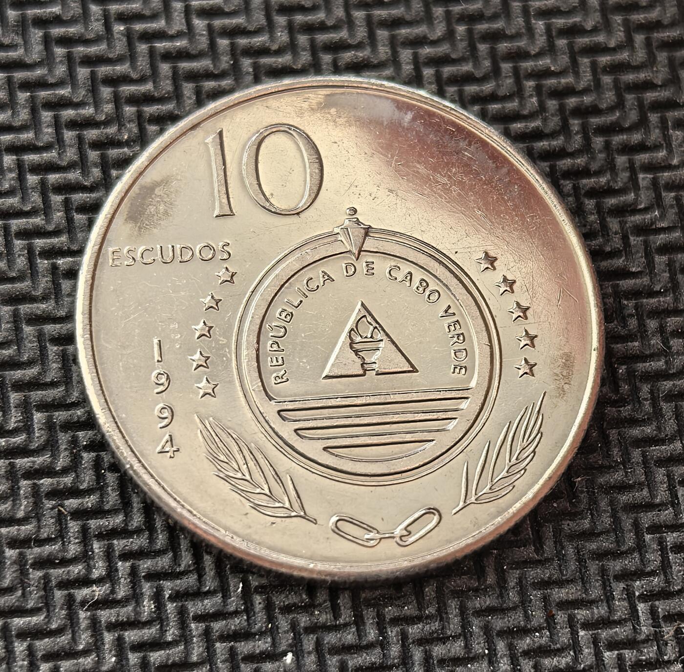 外国优质老铜币银币，周日九点倒数截拍，满百包邮，持续收拍，初八发货 佛得角牛舌草10 埃斯库多纪念币。正面是佛得角共和国国徽，象征国家主权；背面的植物是牛舌草，这是佛得角特有的珍稀植物，体现了这个西非岛国独特的生物多样性与自然遗产。
