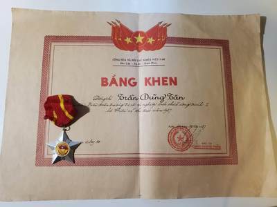 韵星假日军品类拍卖第42期 -- Rimey Holidays Militaria Auction 42 - 越南社会主义共和国陈永敦优秀服务奖状带三级光荣战士勋章一套