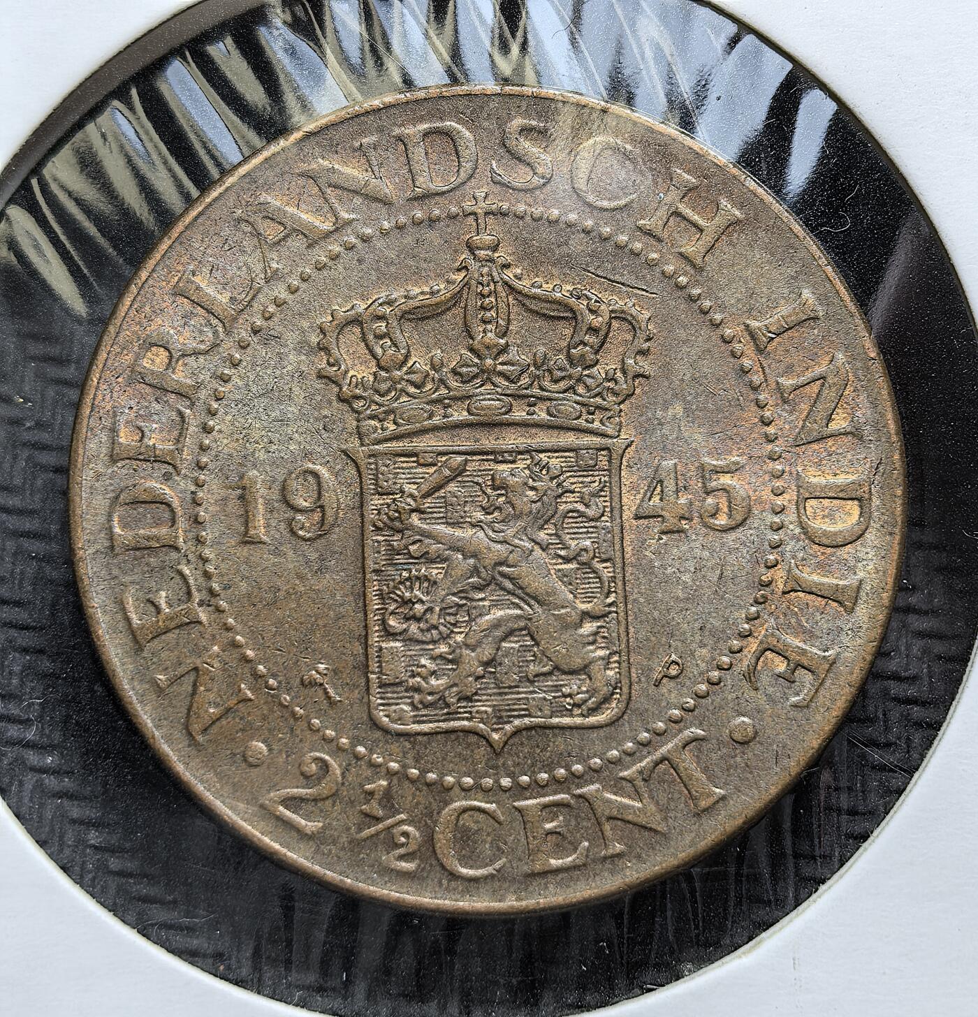 外国优质老铜币银币，周日九点倒数截拍，满百包邮，持续收拍，初八发货 原光荷属东印度1945年2½ 分铜币，发行于日本占领末期与荷兰殖民统治回归的过渡阶段。正面以荷兰国徽彰显殖民象征，背面的阿拉伯文与爪哇文体现多元文化，见证了印尼殖民体系的瓦解与独立运动的兴起。