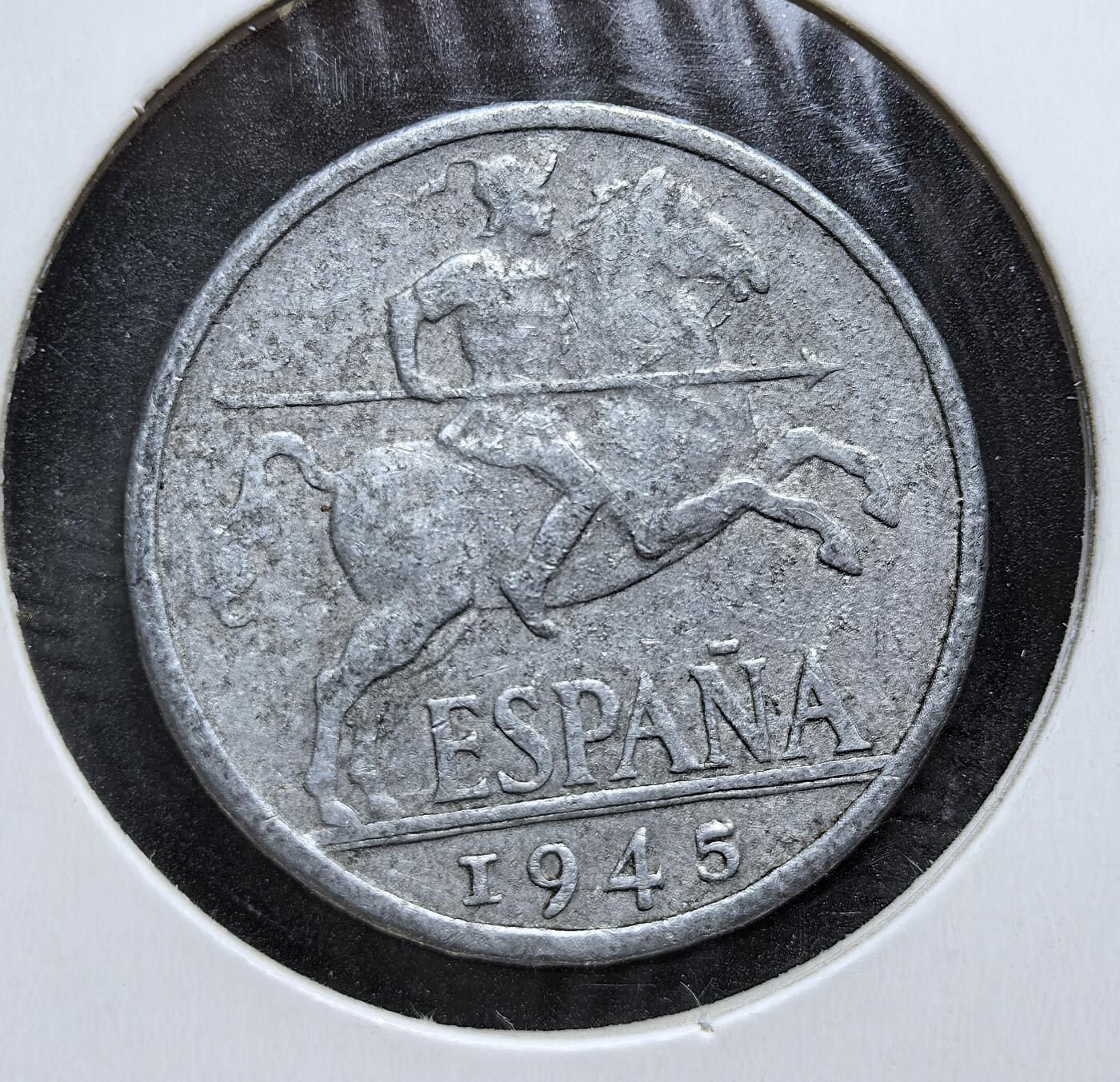 外国优质老铜币银币，周日九点倒数截拍，满百包邮，持续收拍，初八发货 西班牙1945年10分，属于佛朗哥独裁统治时期的货币。正面以 “ESPANA” 与骑士骑马像彰显民族象征，背面的国徽与 “UNA ESPAÑA DE LIBRE” 体现独裁政权的意识形态，见证了西班牙在二战后的政治格局。