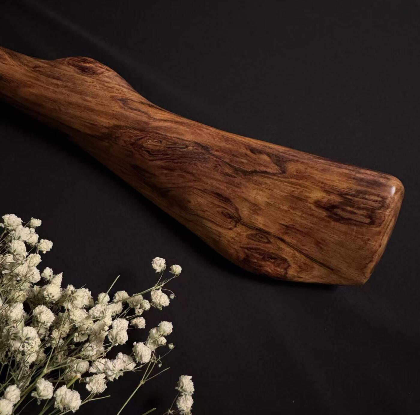 零元拍：终于在节前收到这批送出去加工的海南黄花梨随型把玩棍横财，这也许就是玩木头的乐趣吧，每一个花纹都独一无二，是自然与匠心的完美邂逅。 它保留了木材最本真的曲线，每一处起伏都像是时光在木头上留下的指纹。尺寸：540/70/30MM