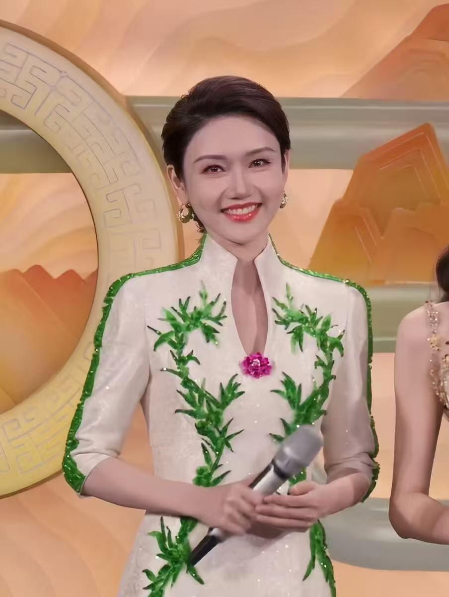 零元拍：整整一天，咋都问有没有马凡舒有没有马凡舒，现在统一回答：有！还有凡凡的祝福，香香的“心愿达成”！“春晚三美”龙洋、马凡舒、刘心悦以及总导演于蕾老师合签中央广播电视总台✖️CMG看点✖️总台文创联合出品CMG《骐骥驰骋》中国福！愿大家马上有财，马上暴富，马上金榜题名，马上抱得美人归！！（由于昨天的拍卖就被人盗图发了🍠，被发现后才删除，今天的福气又有于导亲题“幸福”