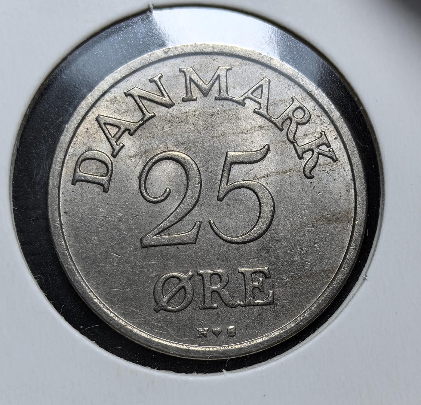 外国优质老铜币银币，周日九点倒数截拍，满百包邮，持续收拍，初八发货 丹麦1950年25欧尔。正面标注面值与国名，背面是弗雷德里克九世的花押 “R IX”、王冠与橡叶图案，象征君主权威与国家荣耀。这枚硬币发行于二战后丹麦重建时期，见证了君主制的延续与战后经济的复苏。